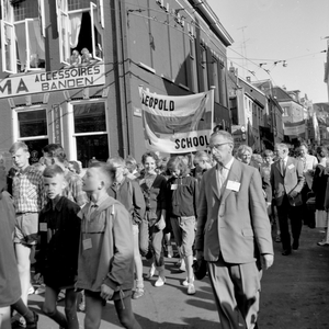 841955 Afbeelding van Groningse kinderen in de Kleine Gelkingestraat te Groningen op weg naar de Kinder Vakantie Trein.
